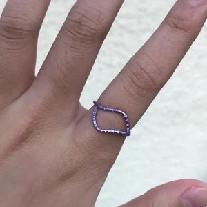 Ring - Säljer en fin lila/rosa ring med små detaljer på💖 justerbar och köparen står för frakten ❤️