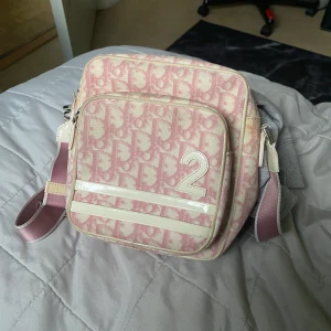 WTS Dior Monogram Crossbody Bag 👛 - Cond: Vintage 6-7/10 Size: Onesize Bin: 3000kr  Väskan är köpt ifrån Haiendo shop, orderbekeäftelse finns, för fler frågor skicka ett pm💫  Mvh Andreas