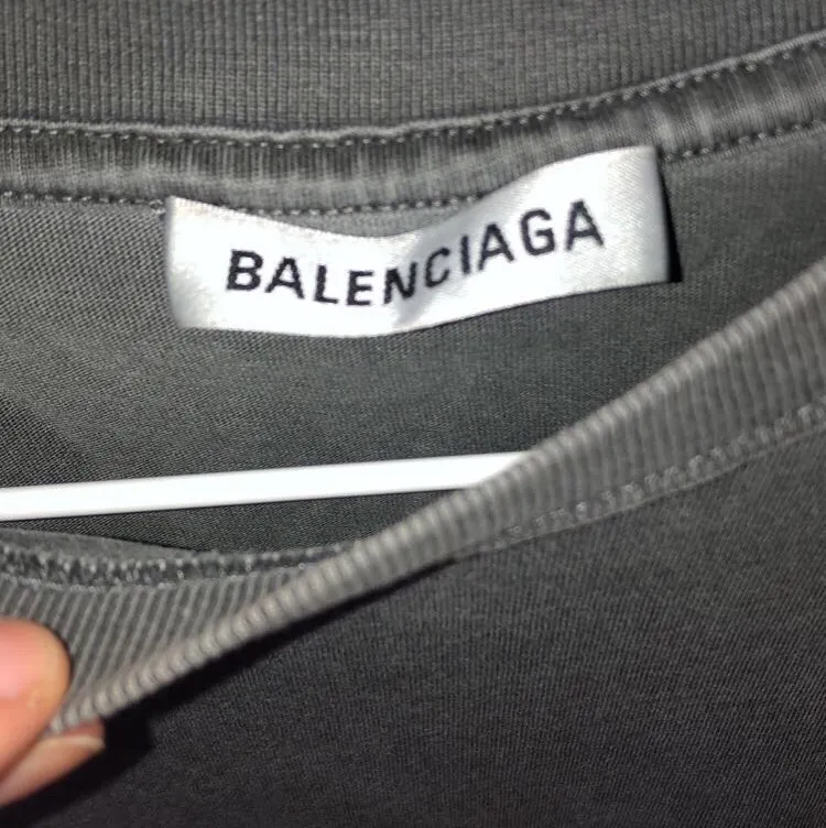 Balenciaga T-shirt overzie sjävklart äkta. Köpt på NK i Göteborg för 3300. Säljer för 1500 inklusive frakt💫. T-shirts.