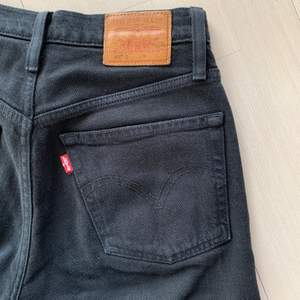 Levis jeans, 501 S Skinny black, stl 24 (men passar 25 också) bud från 100kr, buda i kommentarerna! Kan frakta men köparen står för frakten (88kr)Avslutar budgivningen 18.00 på onsdag