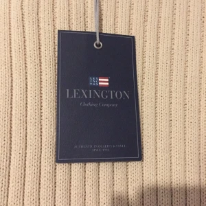 Lexington Presley tröja size M - En beige, stickad tröja från Lexington i storlek M, slim fit skulle jag säga. Skick 10/10, jag har testat den 1 gång. Köparen står för frakt. Bud börjar från 300kr i kommentarerna!