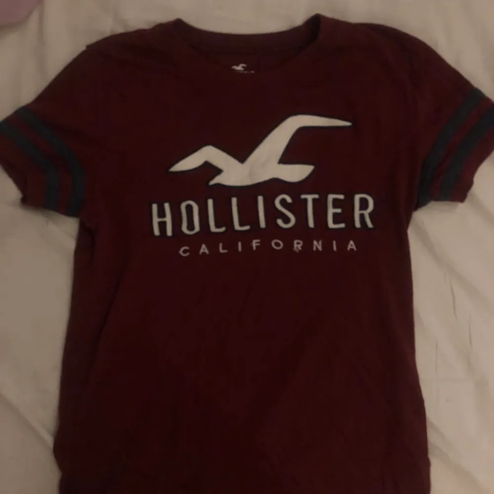 Hollister T-shirt väldigt fin och modern. Knappt använd. I en fin vinröd färg. Tar emot swish :) . T-shirts.
