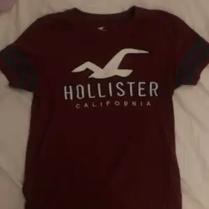 Hollister T-shirt väldigt fin och modern. Knappt använd. I en fin vinröd färg. Tar emot swish :) 