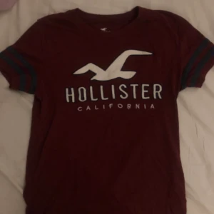 Hollister T-shirt  - Hollister T-shirt väldigt fin och modern. Knappt använd. I en fin vinröd färg. Tar emot swish :) 