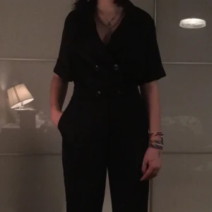 Svart byxdress - Byxdress från hm i Silkes aktigt material nypris 400