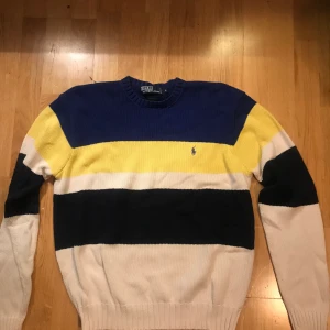 Ralph Lauren tröja strlk M - Fin gammal polo tröja size M. Litet hål ned till vänster. 