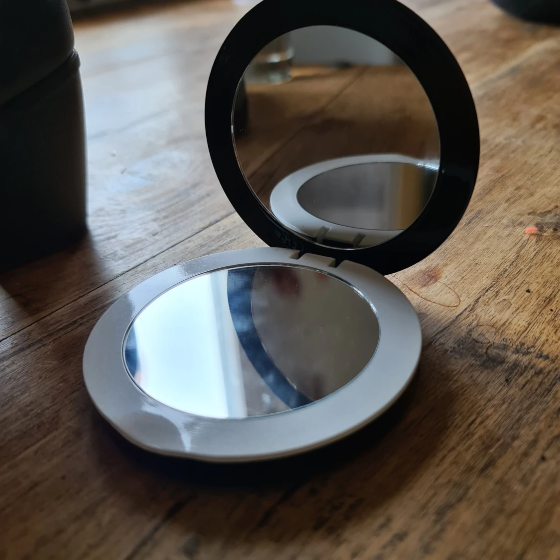 Sminkspegel och powerbank  - 90