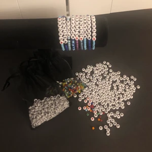 Armband  - Jag gör och säljer handgjorda armband, vid eget önskat motiv är det bara att höra av sig, säljer ett armband för 30kr och två för 50 då jag vill bli av med det som finns kvar🥰