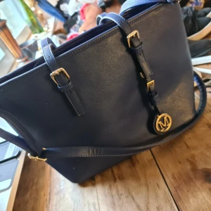 Blå skinnväska (imitation) anv 1 gång. Fint skick!!! - Samfraktar gärna andra annonser, skickar alltid med skicka lätt men givetvis kan man skicka på annat vis om så önskas. Via skicka lätt får du direkt information om ditt paket och kan lätt spåra ditt paket på postnords app eller på hemsidan. Inga priser för det mesta är hugger i sten, buda gärna, har rätt att neka. ⭐⭐ Köper du direkt så skickas ditt paket inom 1-2 dagar efter betalning. ⭐⭐