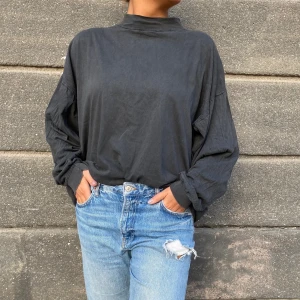 Grå långärmad t-shirt - Lättstylead tröja, kan även vara cool att croppa 