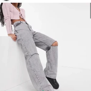Jeans bershka wide leg - Säljer nu dessa sjukt snygga byxor från bershka eftersom dom va lite stora för mig i midjan. Har andvänt dom cirka tre gånger och dom är helt slutsålda på hemsidan. För stort intresse blir de budgivning i kommentarerna:)