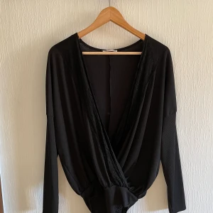 Body från Zara stl S - Body stl S men passar XS-M. Använd 2 gånger. 