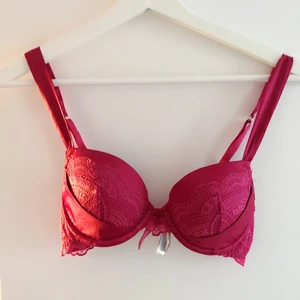 Röd ny - Helt ny bh från missya. Strl 70b. Min mormor jobbar på en bh affär så får massor av bh-ar av henne men använder inte bh☺️ superkvalle, håller i många många år utan att bygeln blir sämre. Köparen står för frakt 
