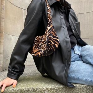 Baguette bag i djurmönster - Baguette bag sydd av gammalt djurmönstrad tyg. 200kr.