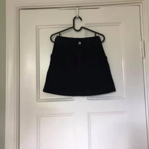 manchesterkjol strl 36 - manchesterkjol från monki, knappt använd. strl 36 💝