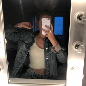 Jeansjacka storlek 36 - Säljer en oanvänd jeansjacka från H&m, säljer för har en annan. Storlek 36. Kan även frakta!