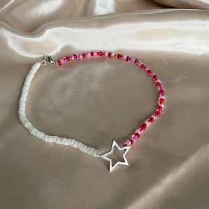 Halsband - Ebba halsband från RePearl UF! Hämtas i Gävle på polhemsskolan eller skickas med frakt för 11kr✨