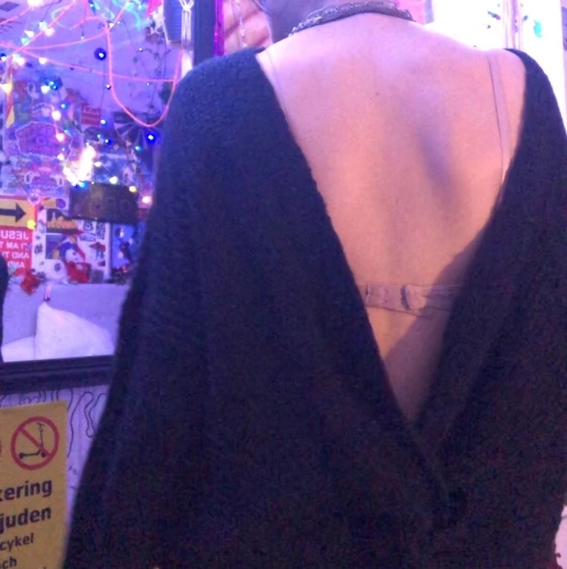 stickad tröja med öppning på ryggen - 91