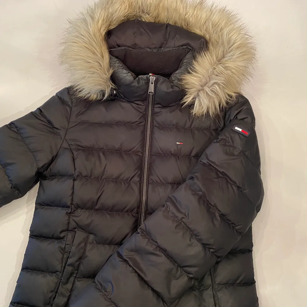 Svart vinterjacka från Tommy hilfiger med avtagbar päls. I stl M men är liten i storleken. Använd 1 vinter så i bra skick. Nypris 2499kr.. Jackor.