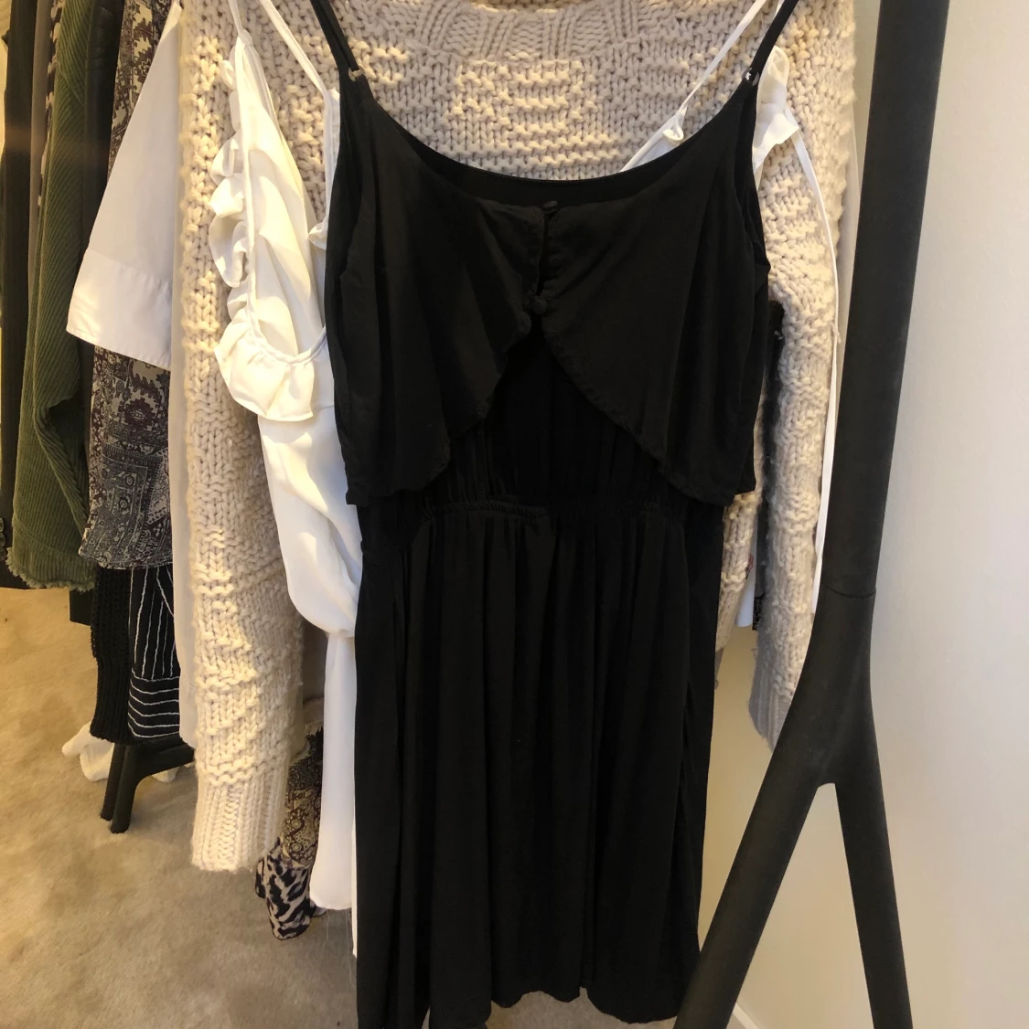 Söt svart klänning  - 91