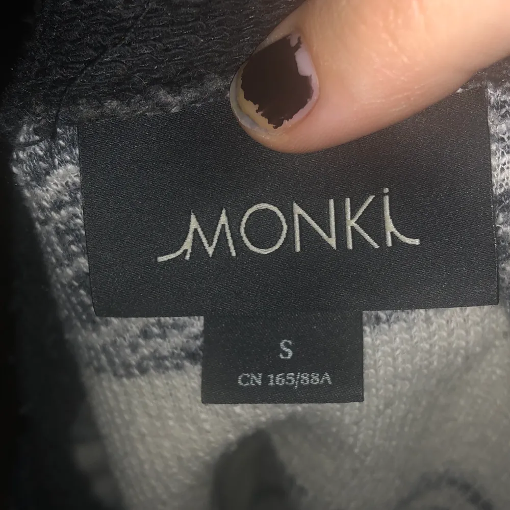 Säljer denna stickade tröja från monki pga lite användning 💞 köptes för några år sedan men är använd ett fåtal gånger. Blir som en crop top för mig som är 160 men man kan fortfarande ha den innanför byxorna :) Den är inte jättevarm utan ganska luftig. Möts i Stockholm eller så betalar köparen för frakt ❤️. Tröjor & Koftor.