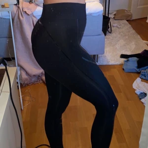 Tuffa träningstights - Säljer mina träningstights från NLY sport med häftiga detaljer i storlek S, men passar också en XS. Sparsamt använda och i väldigt bra skick. De är högmidjade och sitter uppe!