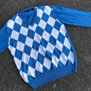 Blå argyale sweater - Blå argyale sweater i storlek L 💕Frakt tillkommer på 63kr (postnord spårvart)  Dessa är enda bilderna som jag har på plagget! :)