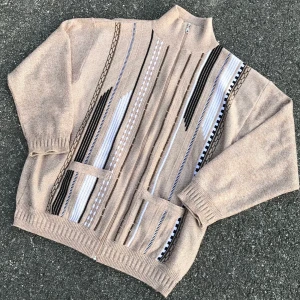 Abstrakt carigan - Säljer denna fantastiska stickade cardigan med dragkejda. Super coolt abstrakt mönster! 😍 Frakt tillkommer på 63kr (postnord spårvart)  Dessa är enda bilderna som jag har på plagget! :)