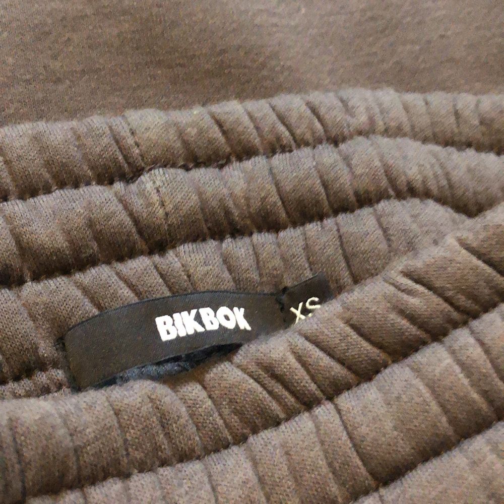 *Högsta bud 240*Supersnygga oversized mjukisbyxor från bikbok! I stl XS men passar även S och M enligt mig då de är väldigt oversized men sitter åt perfekt i midjan💕 Använda ett fåtal gånger och säljer då jag inte använder de💛 Buda från 200kr☺️ *Lånad bild. Jeans & Byxor.