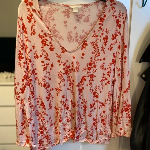 Storlek xl - Min favorit blus! Så otroligt fin! Men den har tyvärr blivit förstor 