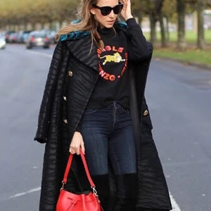 KENZO X HM TRÖJA  - En limited edition tröja från HMs kollektion med KENZO. Storleken är XS men passar även en S.  Vid intresse så kan jag skicka mer bilder:) 