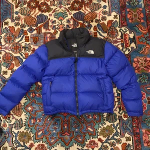 The North Face Dunjacka M - Dunjacka inköpt på North Face Kungsgatan i Stockholm i December 2018. Använd två vintrar. Storlek M men passar mig som vanligtvis har small och är 170 cm. Fint skick. Betalning sker via swish.