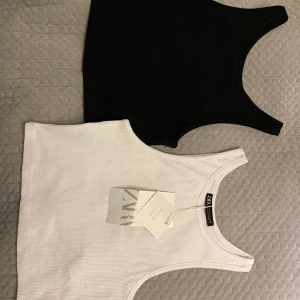 Trendiga ZARA toppar  - Säljer nu mina två fina toppar ifrån ZARA då jag vill uppdatera min garderob inför vintern🌷 Den vita är oanvänd och den svart är använd ca 3 gånger🌸 köper du både får du paketpris💖 budet ligger på 220kr plus frakt för båda topparna🌸 