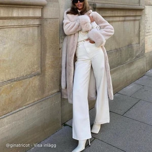 Vita jeans  - Superfina vita jeans från Gina!! Jeansen är som nya och är i storlek 36💘 (lånade bilder) 