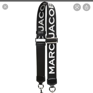 Marc Jacobs bagstrap - Så fint svart/ vitt väskband med silvriga detaljer som är i jättebra skick! Bandet är justerbart så passar till många olika väskor. Köptes för 1000 kr på NK för ca 2 år sen.  
