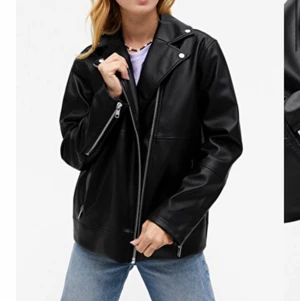 Skinnjacka monki - Jättefin ny skinnjacka från monki i strl XS, oversize, frakt är inkluderat