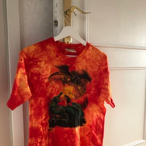Drake T-shirt  - Säljer denna asfeta tiedye drake T-shirten från Beyond retro, i strl XL men skulle mer säga att den är en L/M. I mycket bra skick. 150kr inklusive frakt!