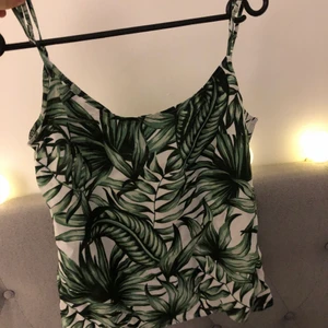 Topp från hm - Superfin topp från hm som är i storlek 36 och aldrig använd. Den har justerbara band. 40 kr + frakt