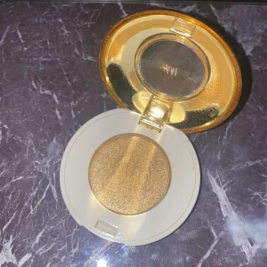 ögonskugga - i princip ny ögonskugga från hm, bara använd fåtal gånger. snygg o pigmenterad. frakten ingår i priset🤩