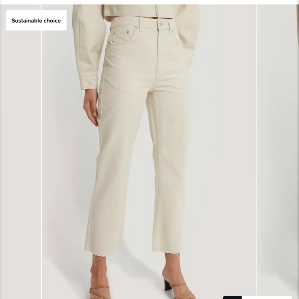 Naturvita/beiga straight jeans från NAKD. Dom är högmidjade och formar kroppen skitsnyggt! Endast använda 1 gång då jag insåg att dom var lite för små, så väldigt bra skick! 💞💞Nypris: 499. Farkut & Housut.