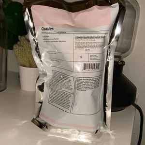 glossier solution - Helt oöppnad ”Solution” från Glossier. Säljer då jag redan har en! Nypris är 240kr, mitt pris 100kr + frakt❄️