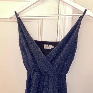 Linn Ahlborg x NAKD  - fin jumpsuit som inte kommer till användning hos mig och säljs därav, jättefint skick & de två sista bilderna visar färgen tydligast ✨ 150kr + frakt 🧚🏼 