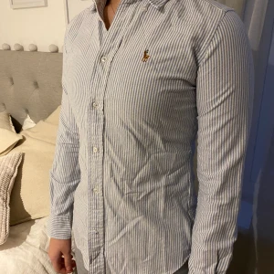 Ralph Lauren skjorta - Jag säljer mina Ralph Lauren skjortor. Storlek 0 som motsvarar XS. Styckpris: 200kr. Paketpris 350kr. Hör av er för frågor. Frakt tillkommer 🌸