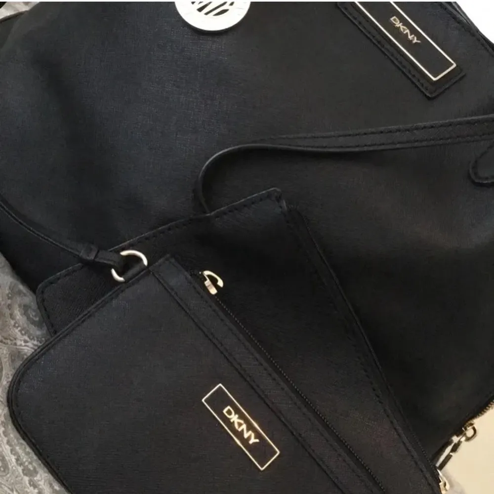 Jag säljer den här knappt använda DKNY handväskan som är i perfekt skickt. Deras handväskor brukar kosta runt 3500kr men jag säljer min som e knappt använd för 1000kr. Inga defekter. Det medföljer 2 fina necessärer!. Väskor.