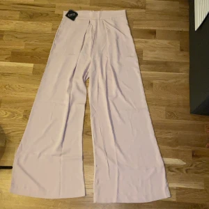 Utsvängda ”kostym” byxor  - Ett par byxor jag köpt på Zaful som är storlek L men känns som S typ, super skönt material aldrig använda, dragkedja i bak