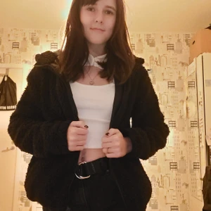 Svart jacka - Svart fluff jacka, rätt så tjock och med en kofta under kan man ha den på vintern.