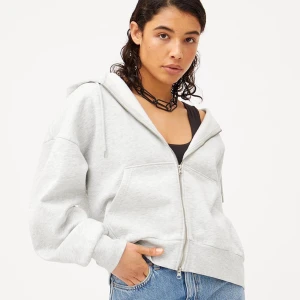 Zip-up hoodie från Weekday - Grå Zip hoodie från Weekday. Strl L men passar mig som har S oversize. Använd men fint skick! (Den ser lite mörkare ut än vad den är pga ljuset i bilden)