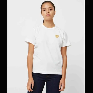  - En comme des garçon t-shirt med guldigt hjärta. Använd endast ett fåtal gånger och den är som ny. Köparen står för frakten som ligger på 44kr.