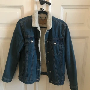 Jeans/Teddy Jacka! - Säljer min fina jeansjacka med teddy-foder! Varm och go till både höst och vinter! Använd 3 ggr så är i princip så gott som ny. I strl M så man kan ha den oversized men även med hoodie under (bild 2).  Finns två bröstfickor men även två vanliga fickor vid sidan. Köparen står för ev. frakt!  Nypris: 500 :-