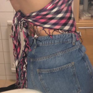 Top!  - Thriftad tie back top med öppen rygg! Används 1 gång tidigare; bra skick. Storlek: s-m. Pris: 39kr